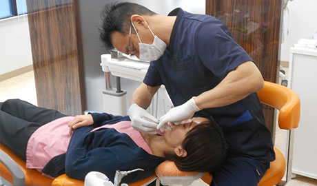 口腔内を診察し原因を診断